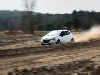 Peugeot 208 Rally2 RallyZone na odcinku szutrowym