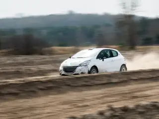 Peugeot 208 Rally2 RallyZone na odcinku szutrowym – widok z boku