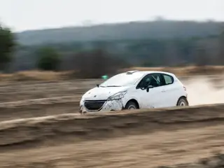 Peugeot 208 Rally2 RallyZone podczas jazdy terenowej