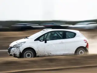 Biała rajdówka Peugeot 208 Rally2 RallyZone na szutrze