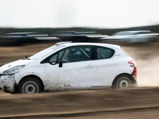Peugeot 208 Rally2 RallyZone na odcinku szutrowym