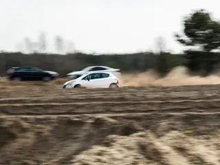 Peugeot 208 Rally2 RallyZone na drodze gruntowej