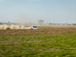 Peugeot 208 Rally2 RallyZone podczas jazdy na szutrze