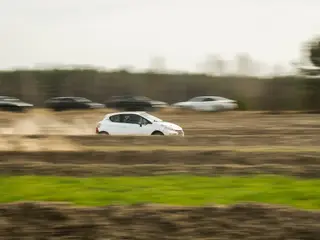 Peugeot 208 Rally2 RallyZone na odcinku szutrowym