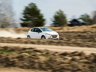 Peugeot 208 Rally2 RallyZone na szutrze z unoszącym się pyłem
