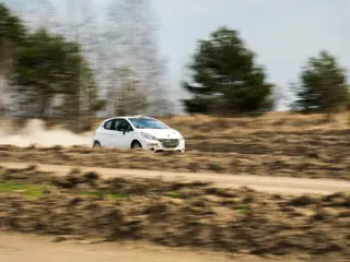 Peugeot 208 Rally2 RallyZone na odcinku szutrowym