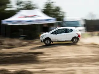Rajdowy Peugeot 208 Rally2 RallyZone w terenie