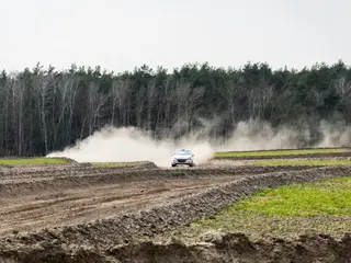 Peugeot 208 Rally2 RallyZone – widok z boku na odcinku szutrowym