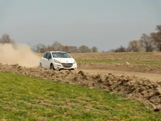 Peugeot 208 Rally2 RallyZone na odcinku szutrowym – widok z przodu