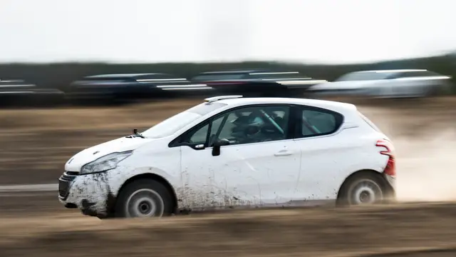 Rajdowy Peugeot 208 w pełnej prędkości na szutrze