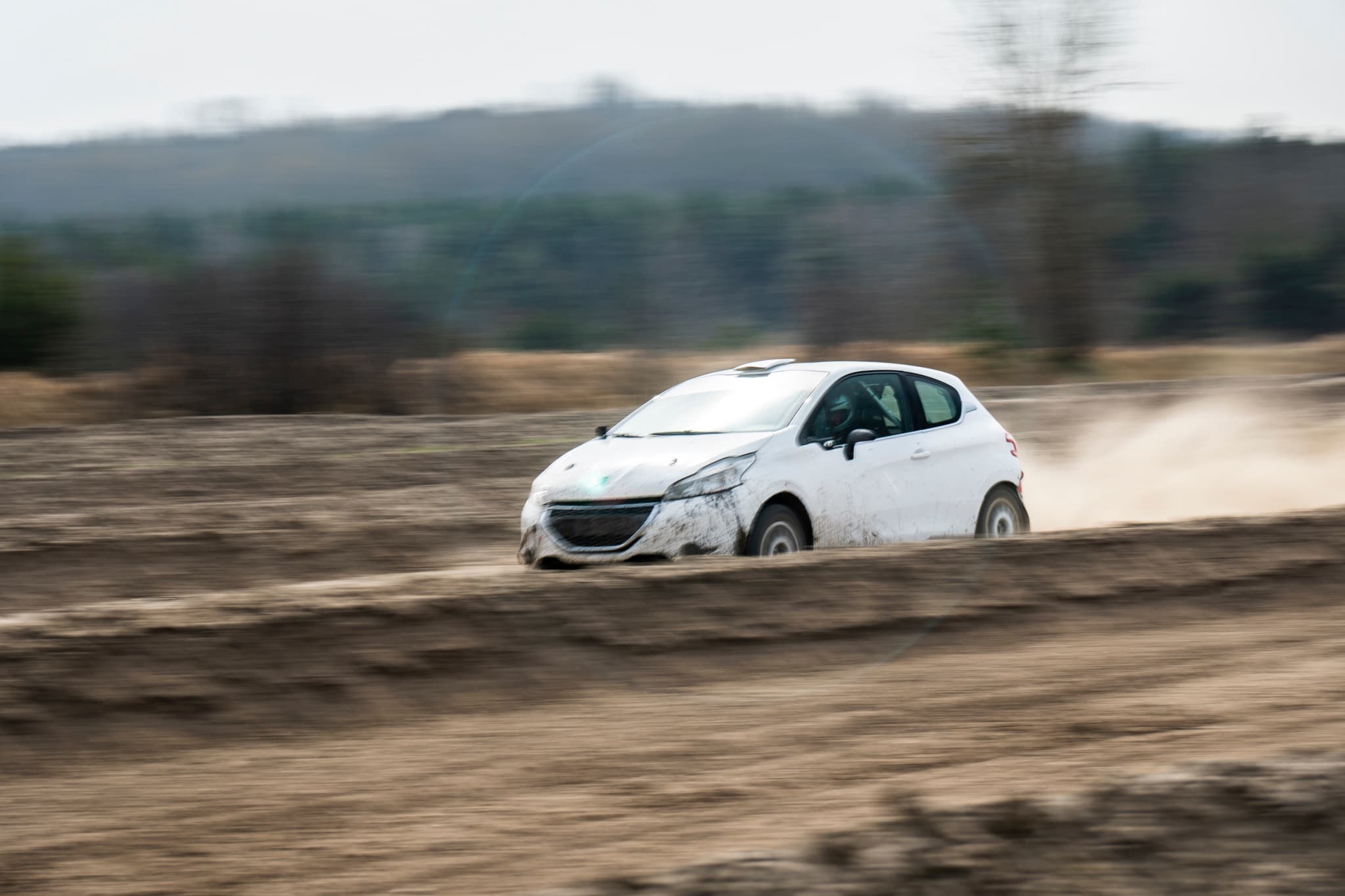 Peugeot 208 Rally2 RallyZone na odcinku szutrowym – widok z boku