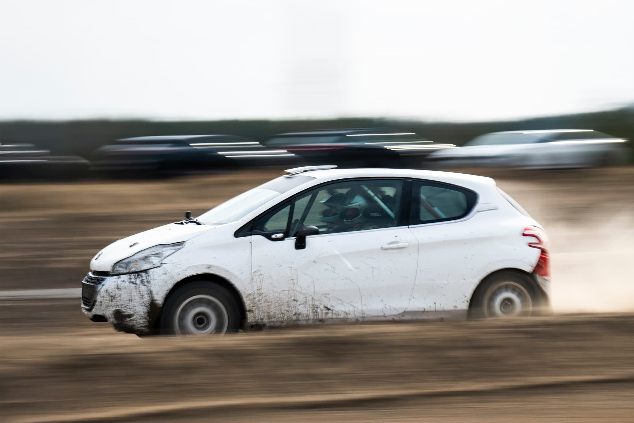 Biała rajdówka Peugeot 208 Rally2 RallyZone na szutrze