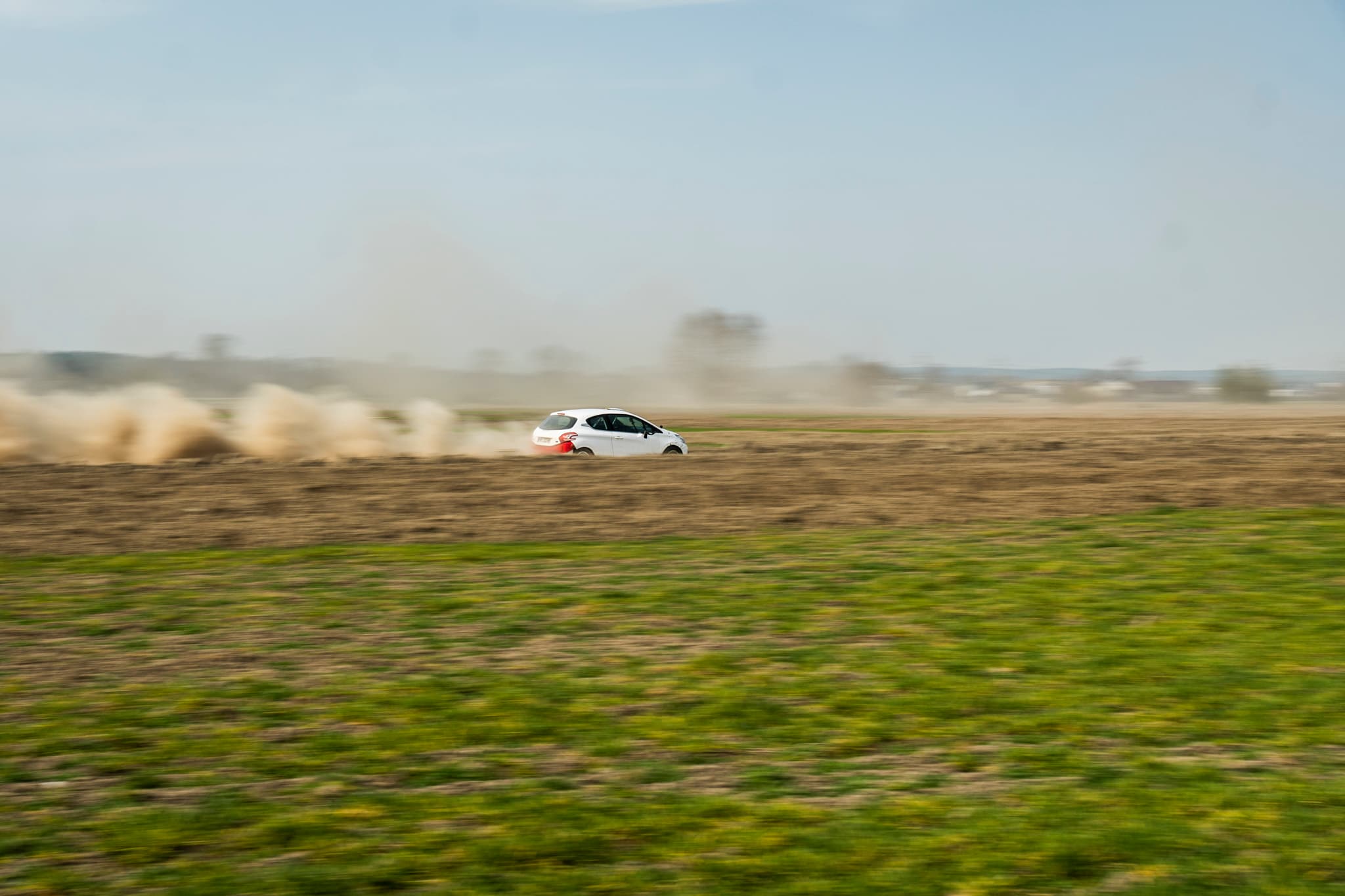 Peugeot 208 Rally2 RallyZone podczas jazdy na szutrze