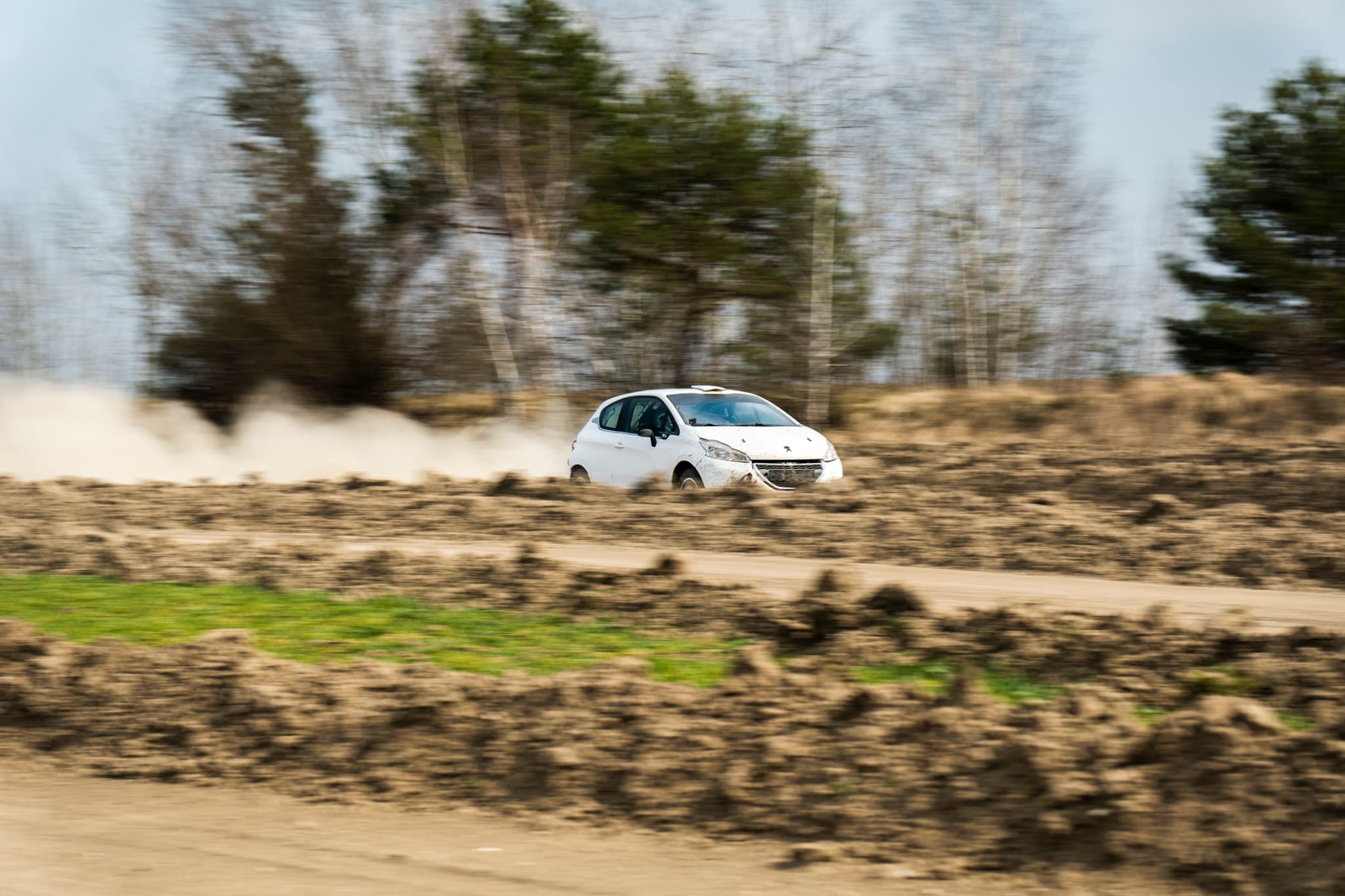 Peugeot 208 Rally2 RallyZone podczas jazdy na odcinku szutrowym