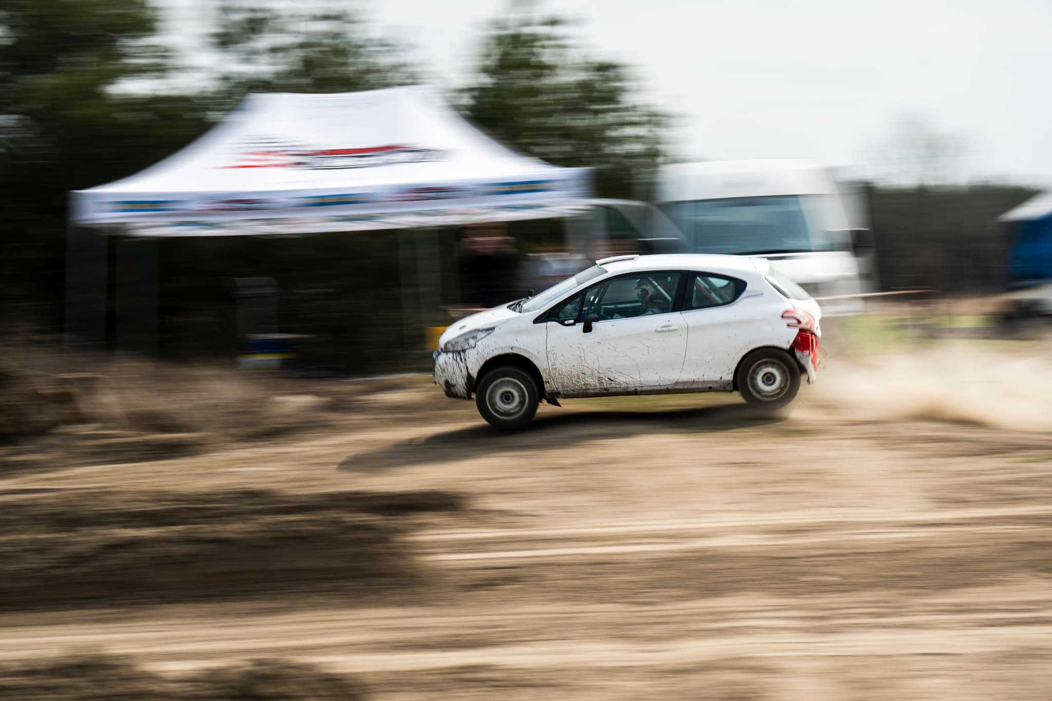 Rajdowy Peugeot 208 Rally2 RallyZone w terenie
